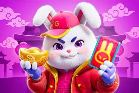 Personagem Fortune Rabbit da PG Soft segurando envelopes da sorte